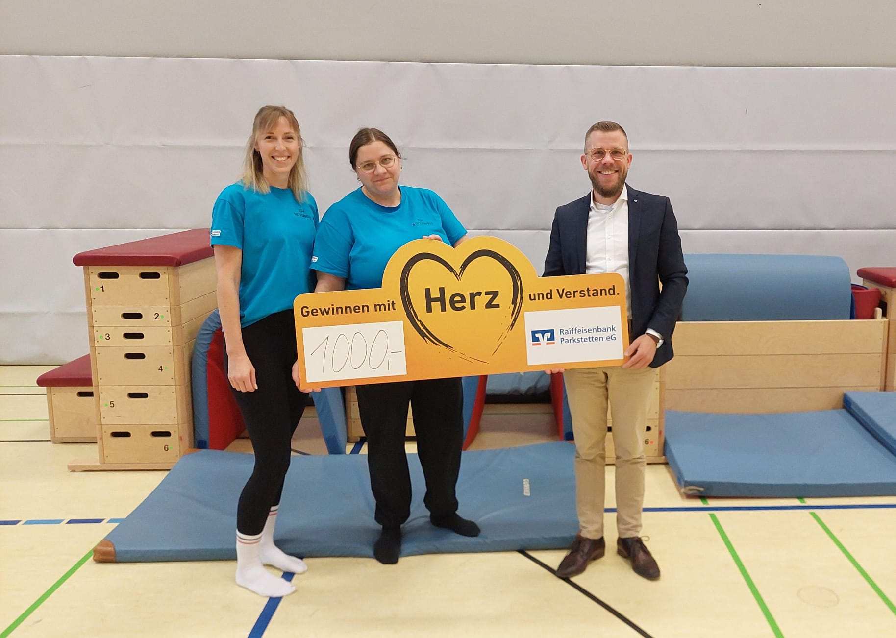 Raiffeisenbank Parkstetten unterstützt das Kinderturnen des TSV Mitterfels